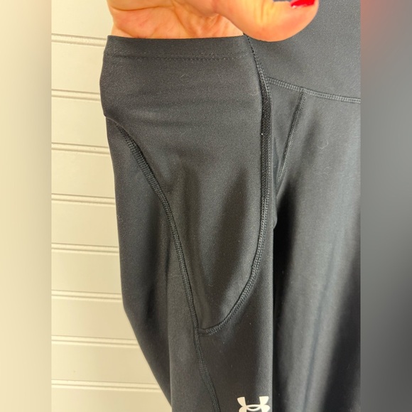 Under Armour women’s black compression leggings. Size Medium - Picture 3 of 5
